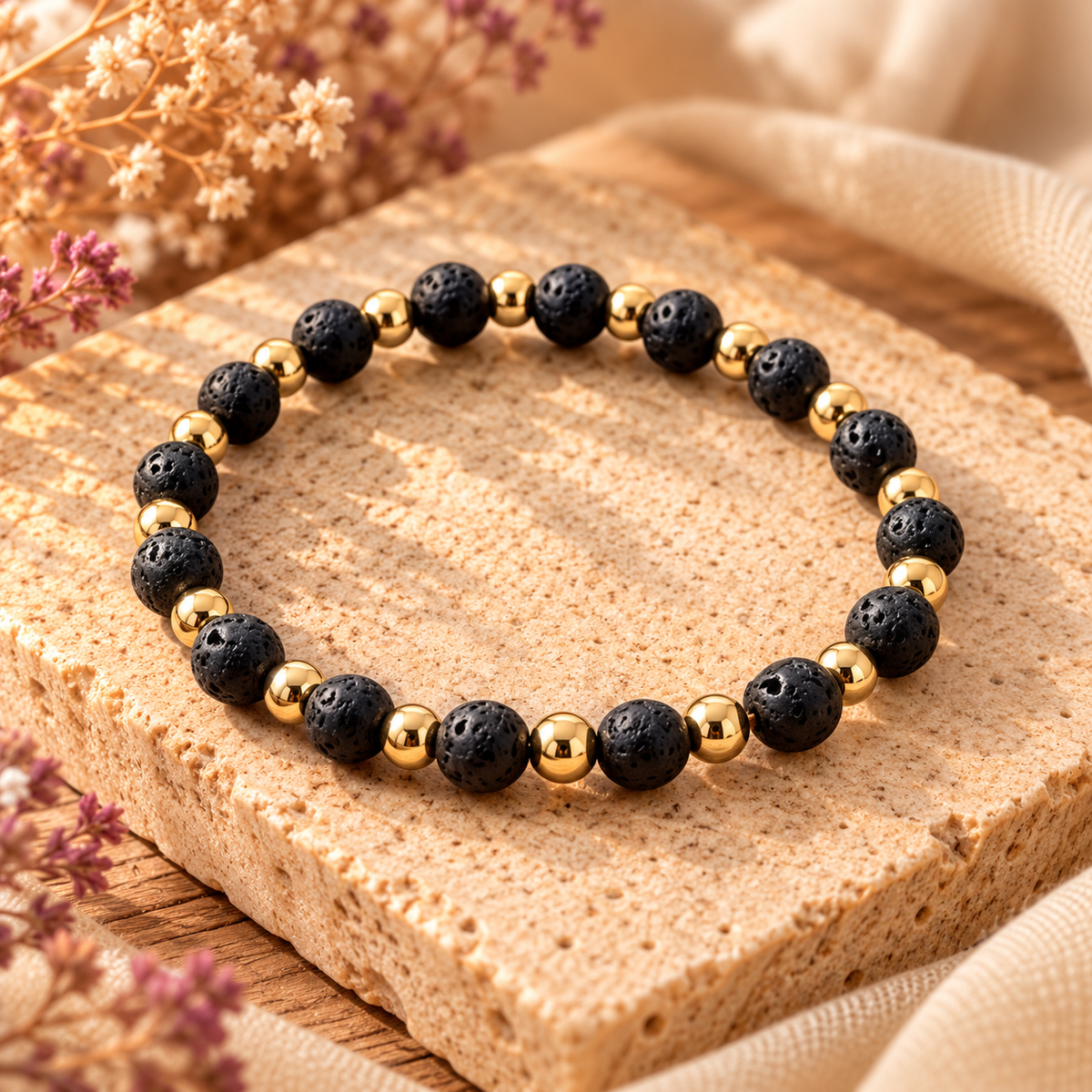 Armband Lavastein mit goldfarbenen Hämatitperlen