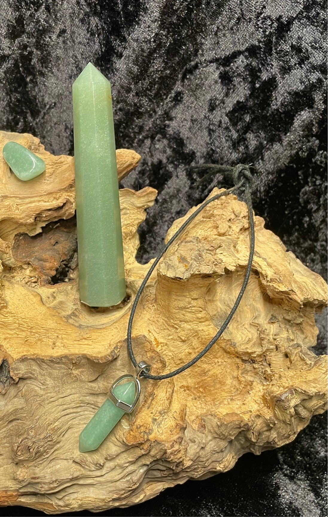 Edelstein Aventurin Obelisk Anhänger an Lederband