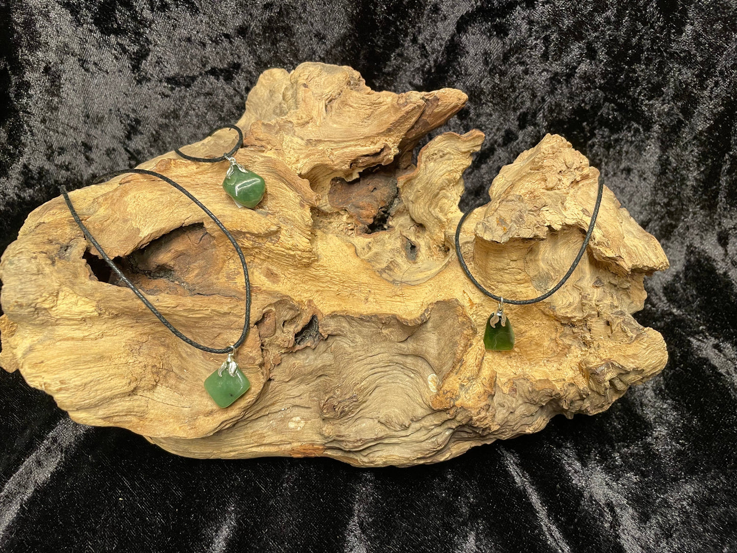 Edelstein Jade Anhänger an Lederband