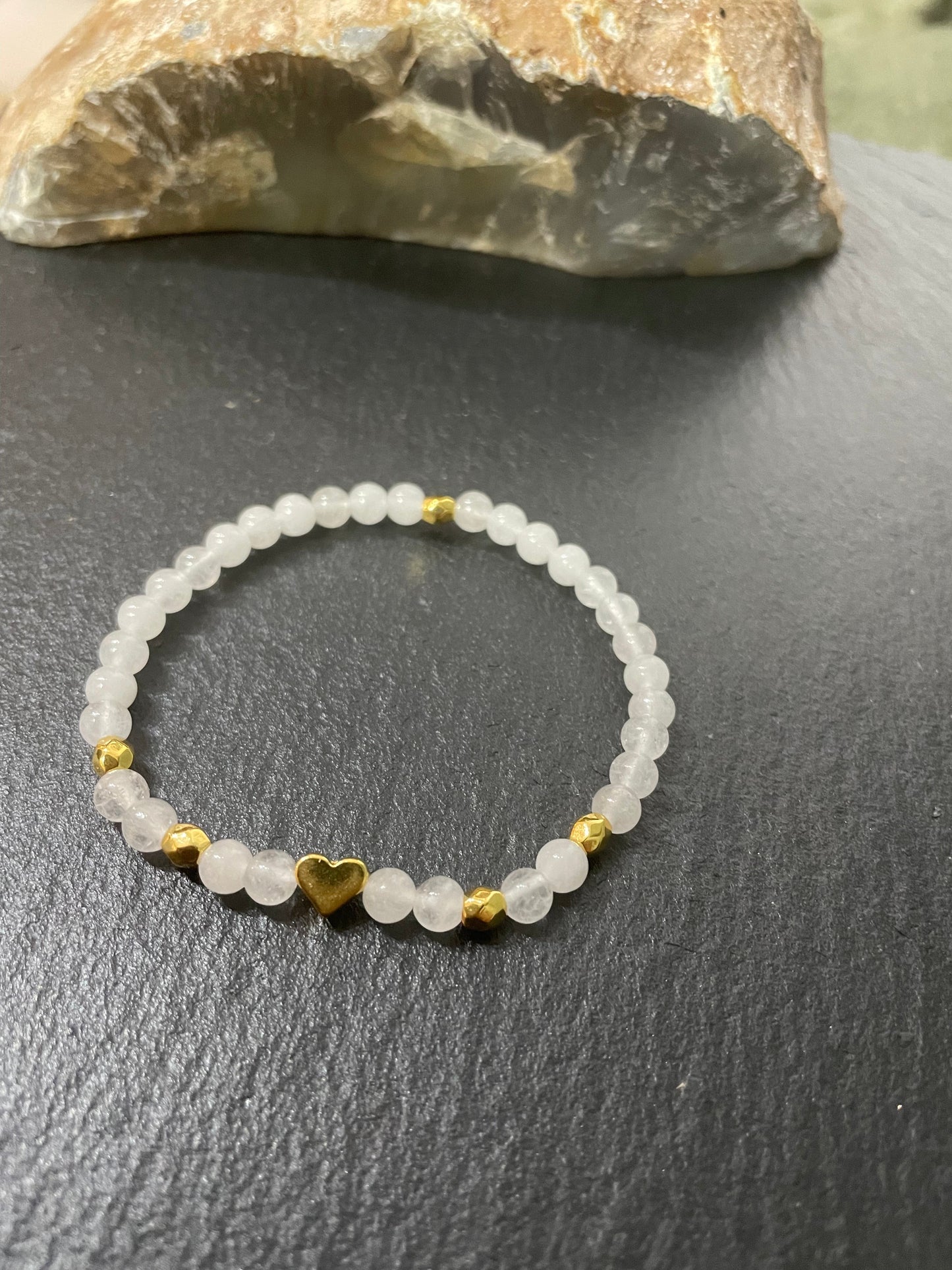 Edelstein Jade weiß mit Herz goldfarben