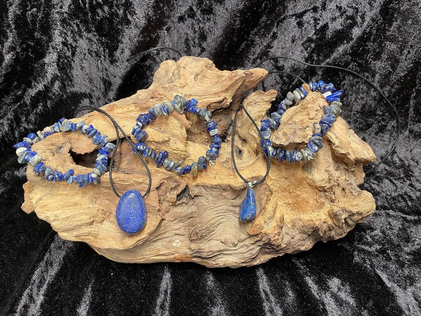 Edelstein Lapislazuli Anhänger gebohrt an Lederband