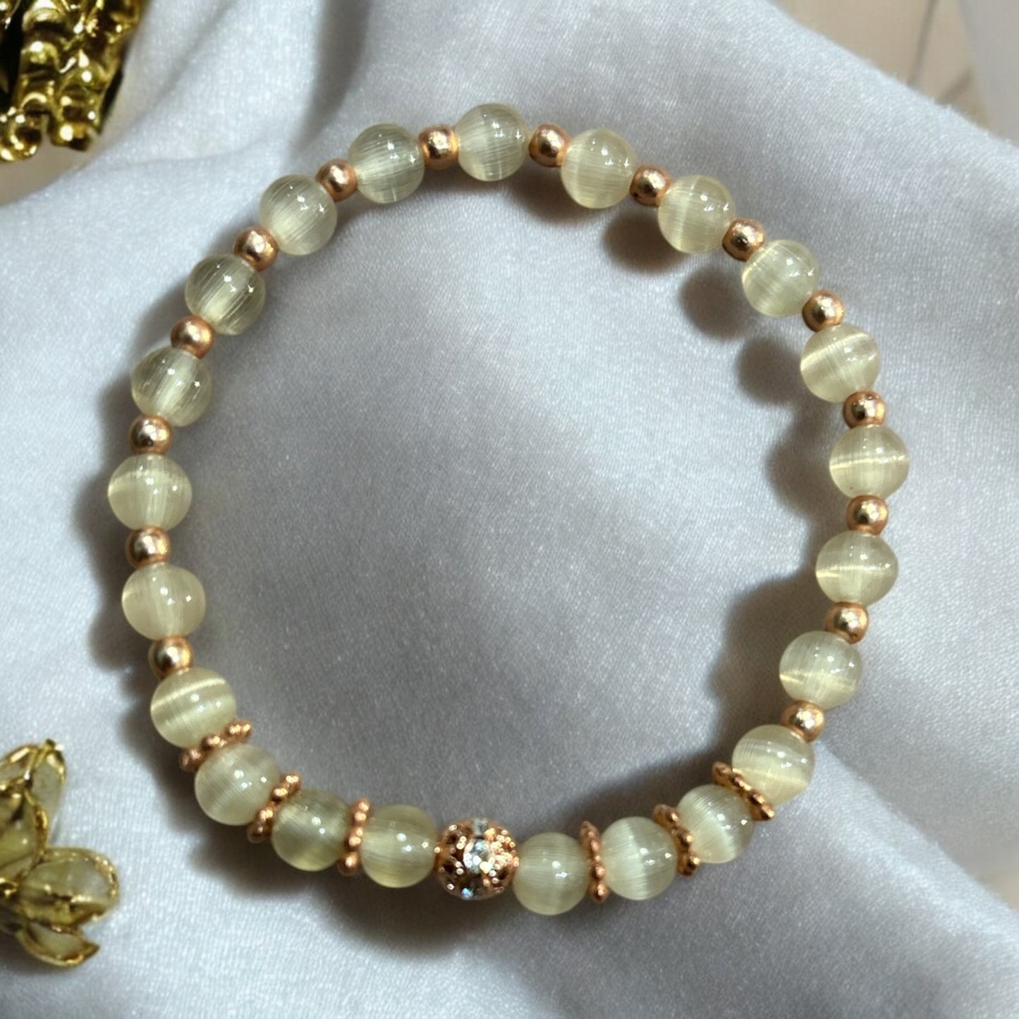 Edelstein Katzenauge mit roségoldenen Details