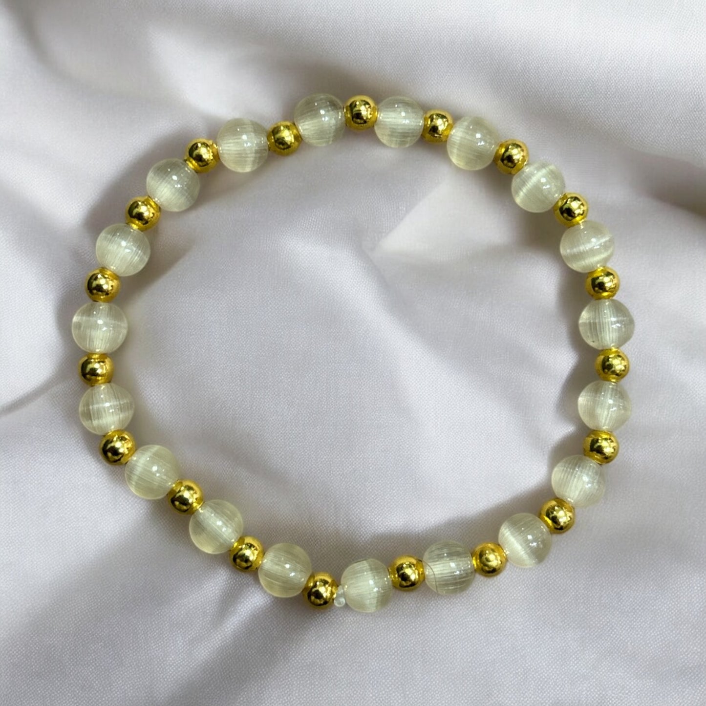Edelstein Katzenauge mit goldenen Details