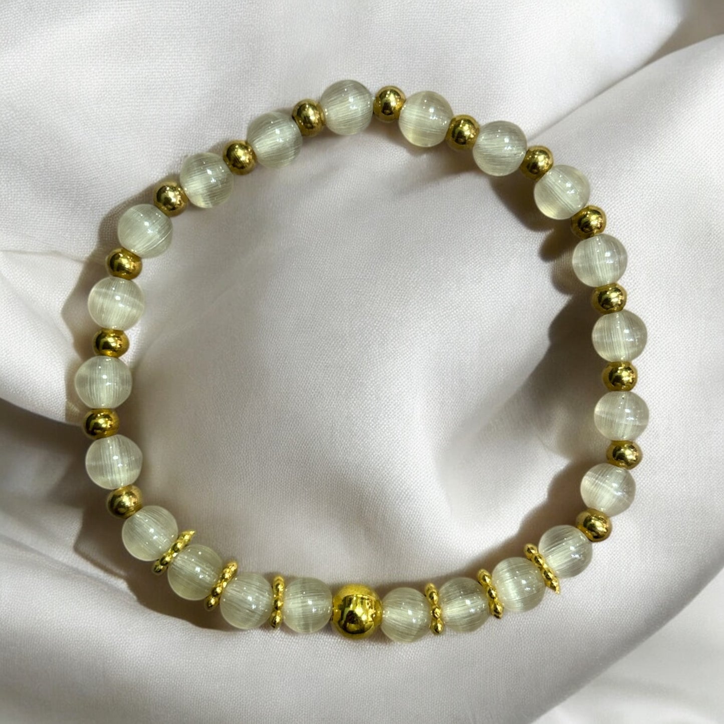 Edelstein Katzenauge mit goldenen Details