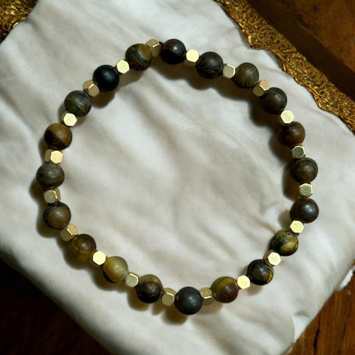 Edelstein Tigerauge Armband matt mit goldenen Edelstahl Details