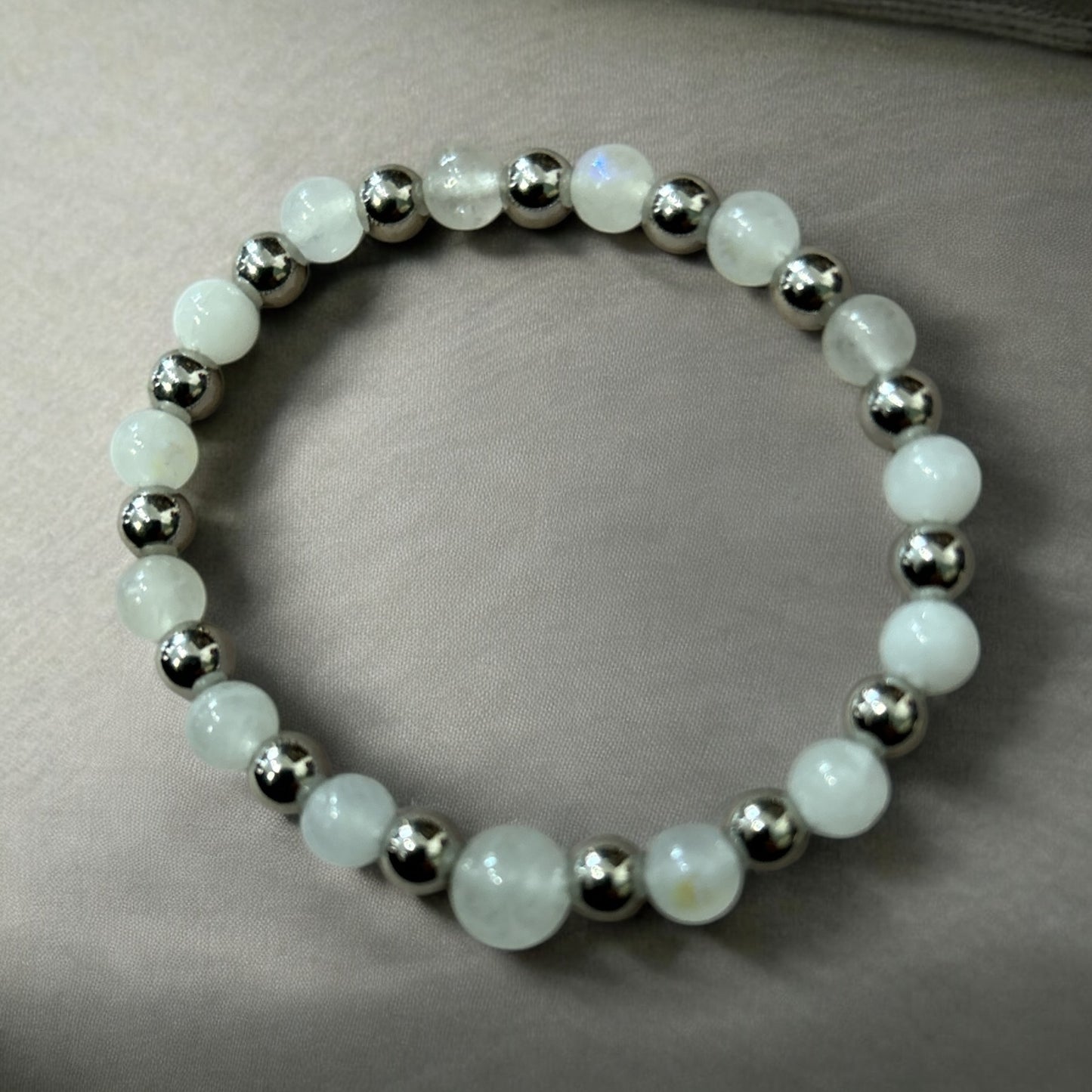 Edelstein Mondstein Armband mit silberfarbenen Edelstahl Details