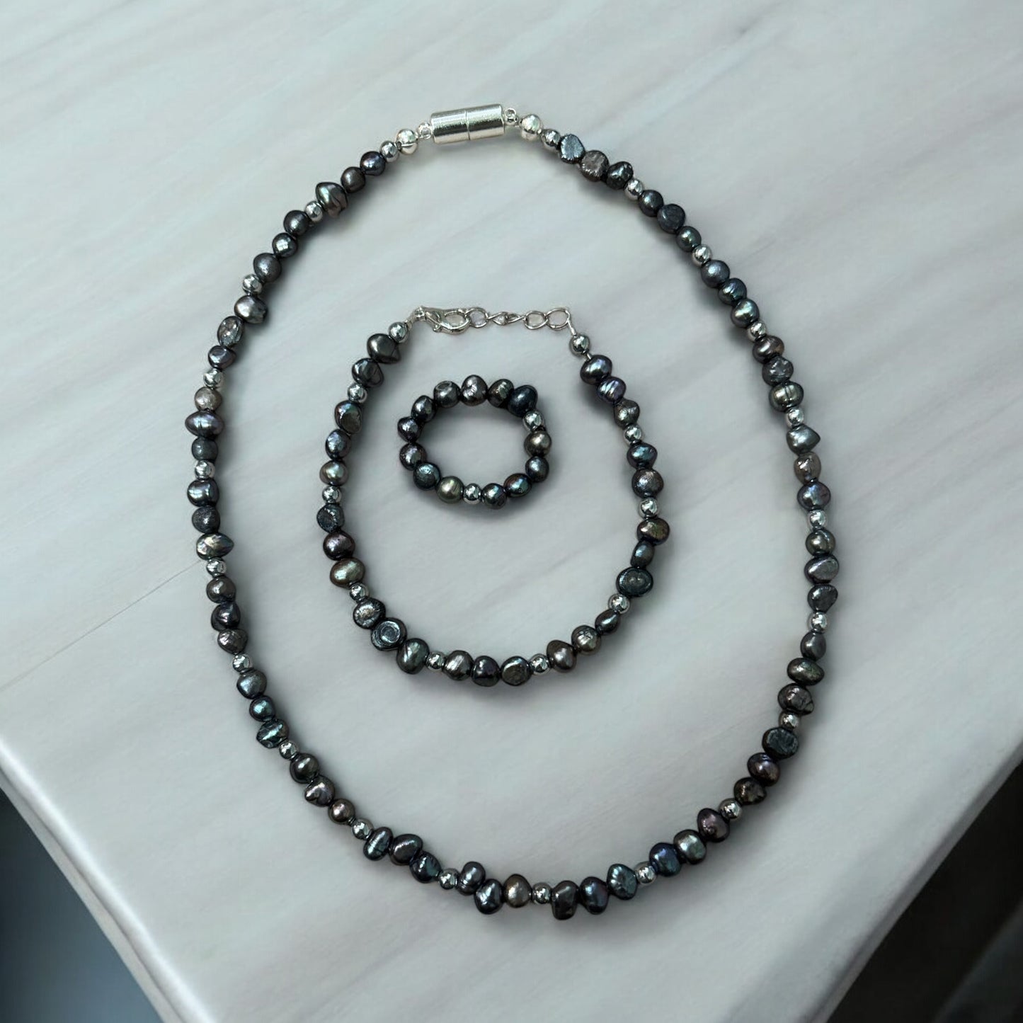 Süßwasserperlen Set Anthrazit Armband und Kette und Ring mit silberfarbenen Details