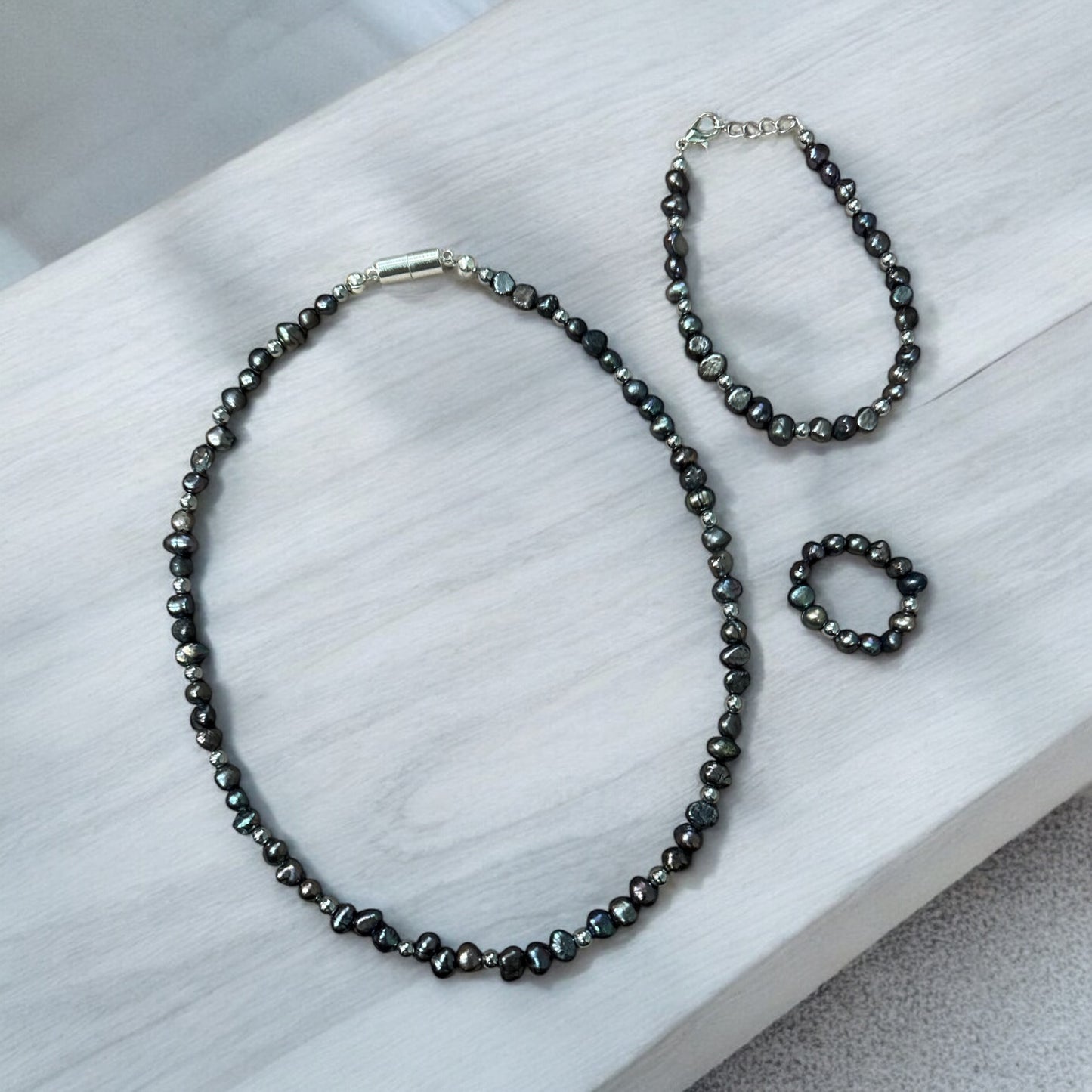 Süßwasserperlen Set Anthrazit Armband und Kette und Ring mit silberfarbenen Details