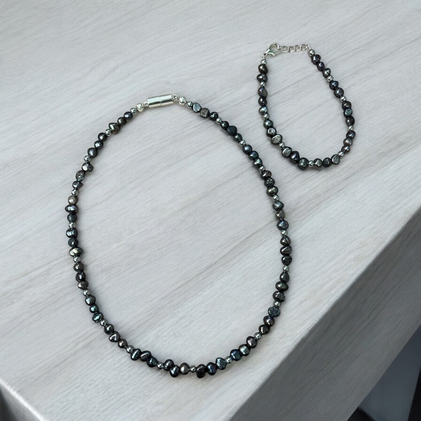 Süßwasserperlen Set Anthrazit Armband und Kette und Ring mit silberfarbenen Details