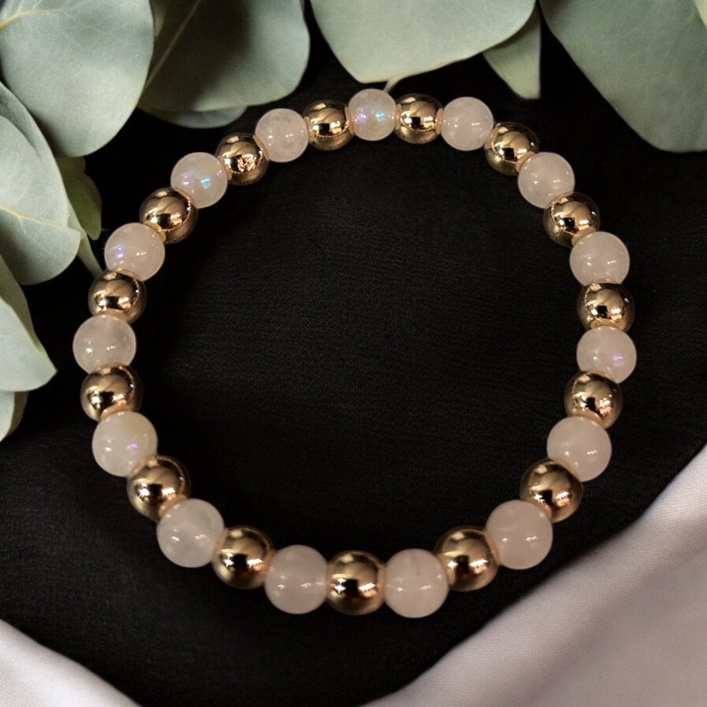 Edelstein Mondstein Armband mit goldfarbenen Hämatit Perlen