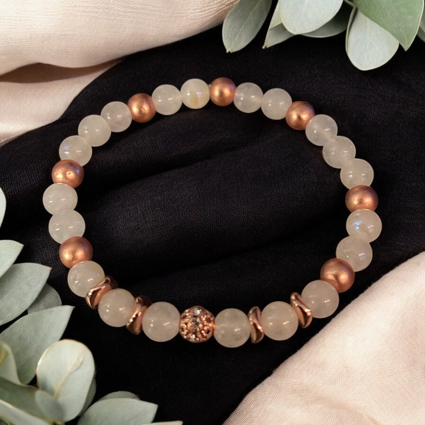 Edelstein Mondstein Armband mit roségoldenen Hämatit Details