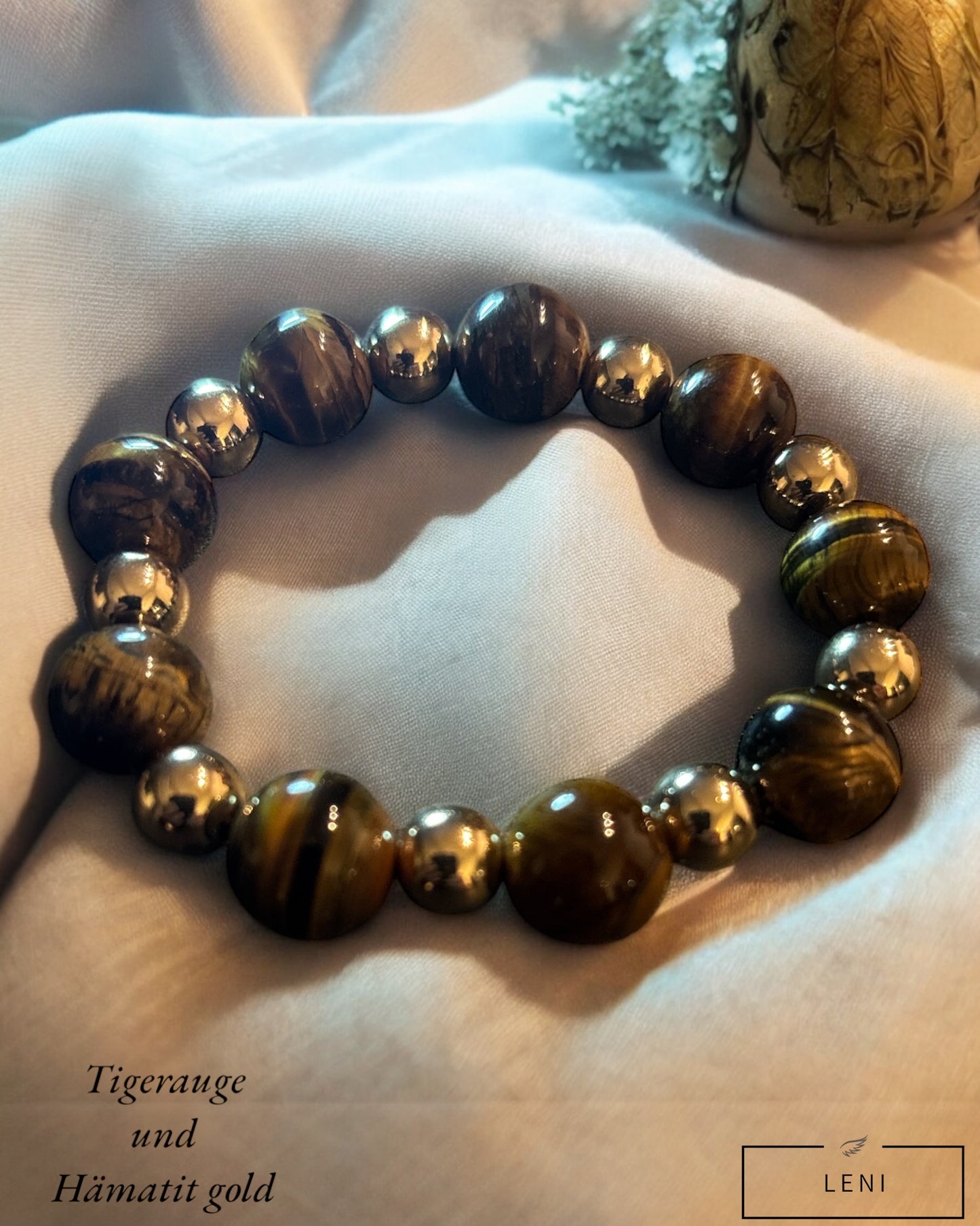 Edelstein Tigerauge Armband mit großen Perlen und Hämatit Details in gold