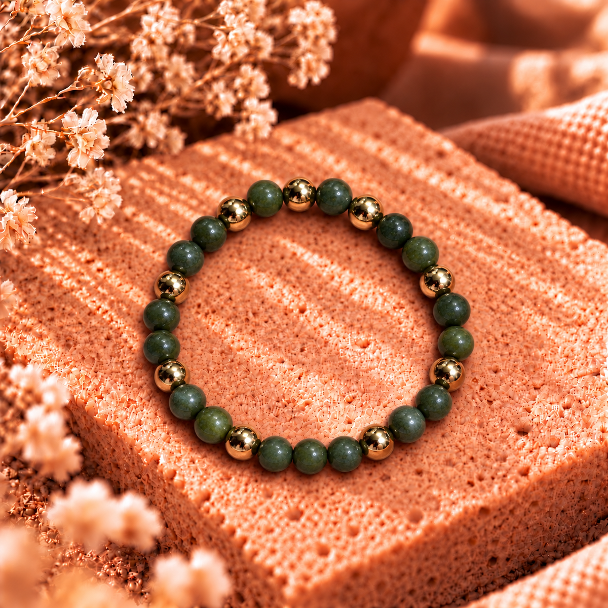 Armband Jade grün mit goldfarbenen Edelstahlperlen